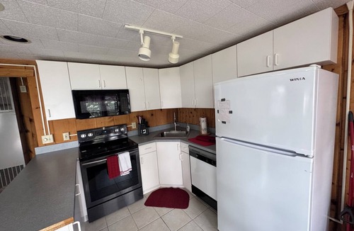 Presque Isle Cottage | Perfect 2-bedroom cottage with AC in fabulous Presque Isle