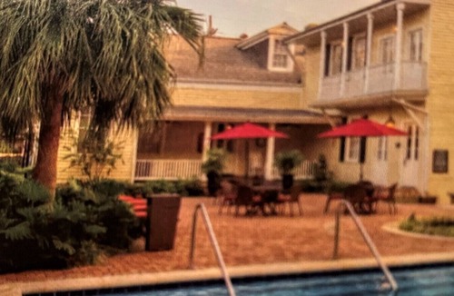 New Orleans Resort | Perfect for Mardi Gras Charming 1-bedroom suite on St Charles in Garden District