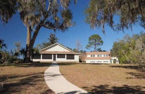 Melrose House | Perfect Lakefront Getaway on clear deep private lake 20 min from Gainesville
