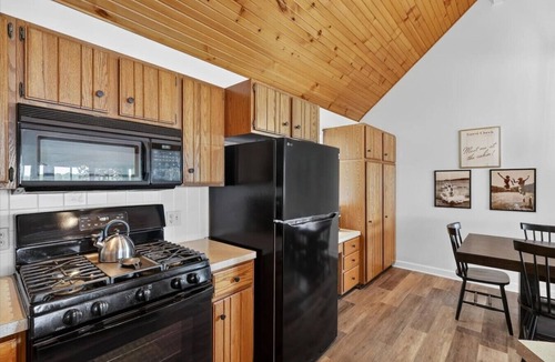 Fremont House | Perfect Storm: Hot Tub, Sleeps 10, Sandy Beach