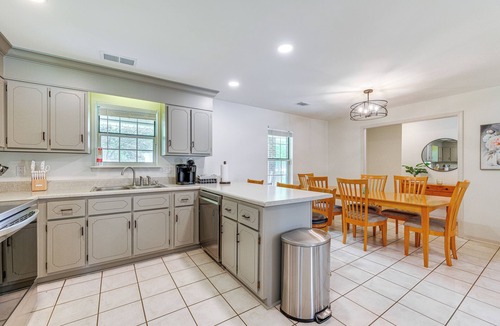 Perry House | Perry Family Home on 2 Acres w/Private Pool
