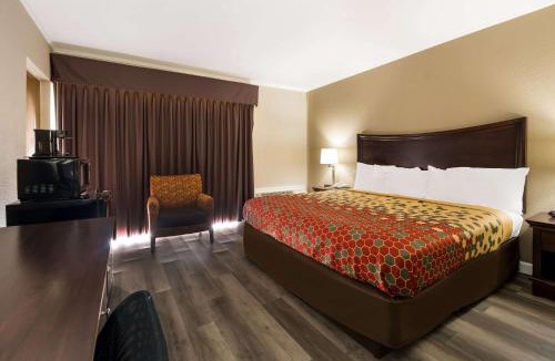 Perry Cabin | Perry Inn & Suites National Fairground I 75