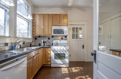 Capital View House | Pet/Family friendly, in/out dining, fenced yard, 30 day min