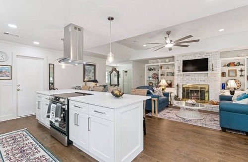 Saint Simons Heights House | Pet Friendly Retreat | 3BR w/Sunroom, Spacious Kitchen + Close to Beach