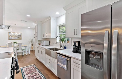 Saint Simons Heights House | Pet Friendly Retreat | 3BR w/Sunroom, Spacious Kitchen + Close to Beach