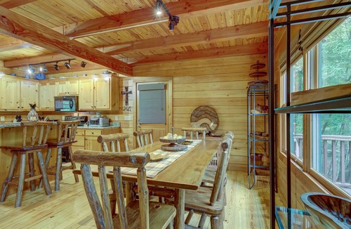 Tate Cabin | PET Friendly 4 Bed LOG CABIN! Golfing, Two Pools, Hiking & Private Fishing Lake!