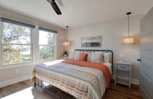 Groveoak House | Pet-Friendly Cabin Ideal for Families with Jacuzzi and Lake Views in Alabama