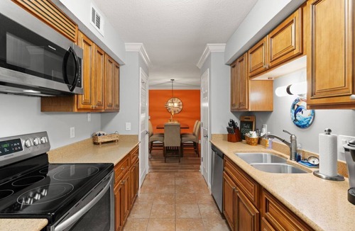 Saint Simons Heights Condo | Pet Friendly, Ground Floor Condo w/Pool, Fitness Center, Pickleball & 2 Bikes
