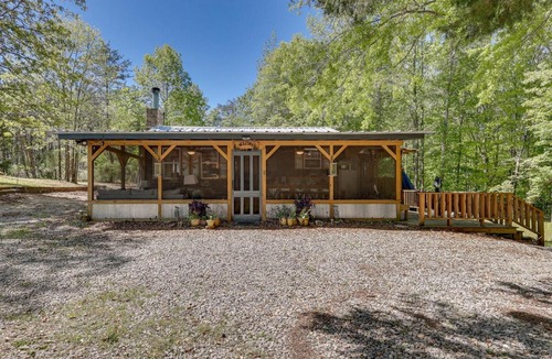 Haleyville House | Pet-Friendly Haleyville Cabin Rental w/Kayaks!