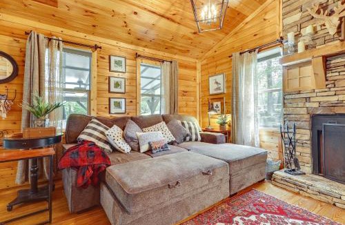 Haleyville House | Pet-Friendly Haleyville Cabin Rental w/Kayaks!