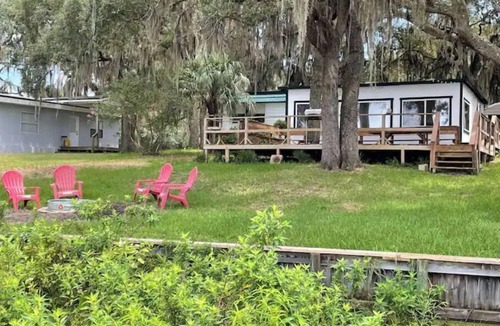 Florahome Cottage | Pet Friendly "Reel Chill" Lakehouse