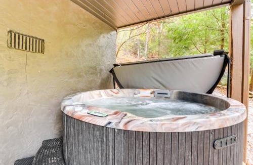 Ellijay House | Pet Friendly! Riverfront Ellijay Cabin w/Hot Tub
