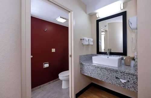 Palm Coast Hotel | Pet-Friendly Stay Near Palm Coast Marina w/Outdoor Pool, Garden & Free Parking!