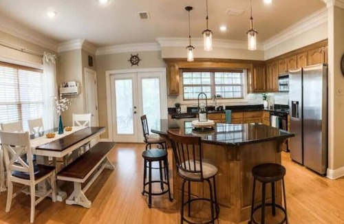 Dauphin Island House | Pet Friendly Tranquil Cottage with Fire-Pit & Hot-Tub MINUTES from beaches.