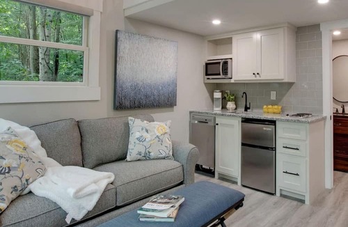 Groveoak Cabin | Pet-Friendly Tree House Great for a Relaxing Escape in Alabama