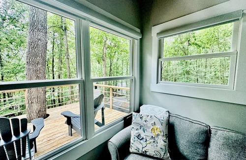 Groveoak Cabin | Pet-Friendly Tree House Great for a Relaxing Escape in Alabama