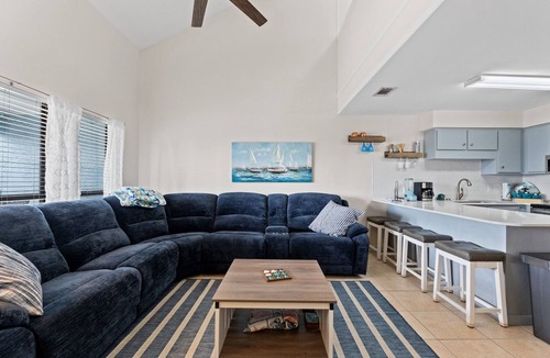 El Centro Beach Condo | Pet-Friendly 2BR | Walk to the Beach | Pool