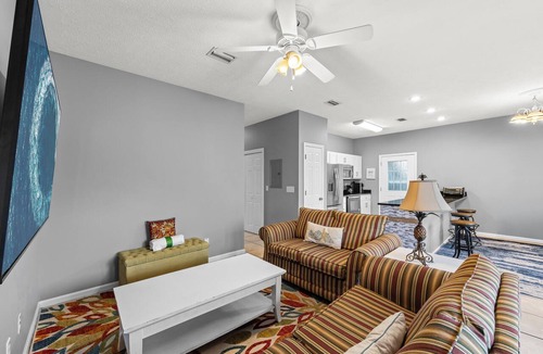 El Centro Beach House | Pet Friendly Beach House | Walk to Beach | Sleeps 6