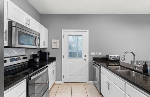 El Centro Beach House | Pet Friendly Beach House | Walk to Beach | Sleeps 6