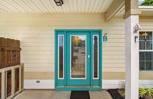 El Centro Beach House | Pet Friendly Beach House | Walk to Beach | Sleeps 6