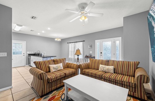 El Centro Beach House | Pet Friendly Beach House | Walk to Beach | Sleeps 6