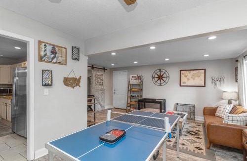Fort Walton Beach House | Pickleball Pets Ping-Pong Fire Pit 2m to Beach