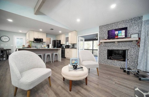 Middleburg House | Picturesque Middleburg Creek-view Vacation Home!