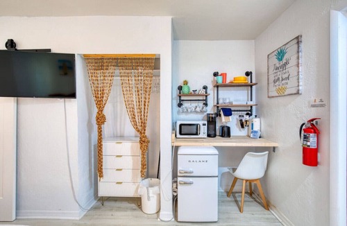 Bridgeport Heights House | Pineapple #8 Shores Retro Inn
