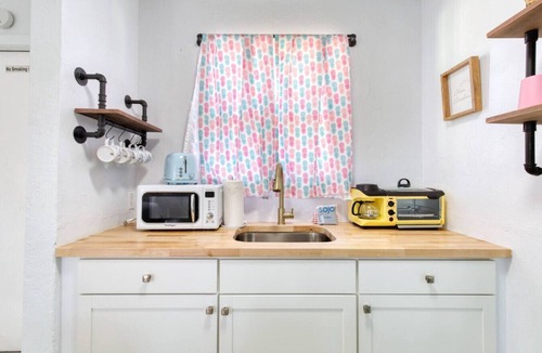 Bridgeport Heights Apartment | Pineapple Shores Retro Inn 5