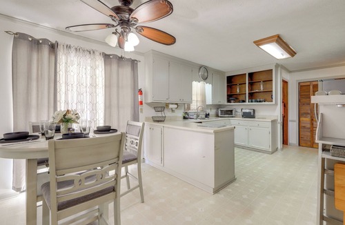 Griffin House | Playground & Grill: Pet-Friendly Griffin Getaway!