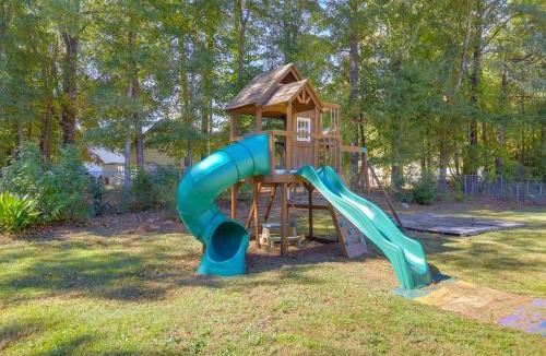 Griffin House | Playground & Grill: Pet-Friendly Griffin Getaway!