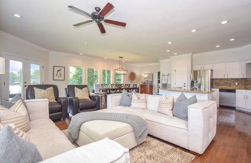 Dadeville House | Point Of View by Lake Martin Vibe w/400+ft of waterfront & sleeps 10!