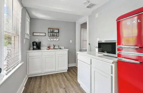 Springfield Apartment | Polished 1-Bedroom Haven on 10th Street