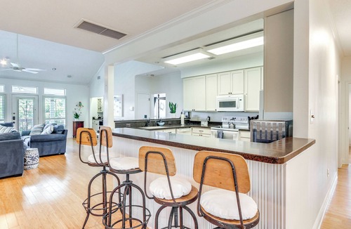 Shoreline Park House | Pool, Fire Pit & Tennis Court: Gem in Bay St Louis