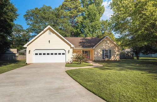 Warner Robins House | Pool Retreat | 3BR | Fenced Yard | Prime WR