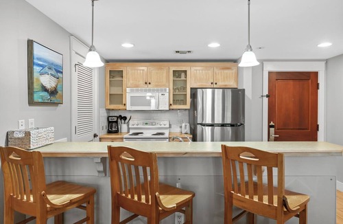 Baytowne Wharf Condo | Poolside 2BR Condo at Baytowne Wharf! GOLF CART to Beach, Pool, Hot Tub, Tram