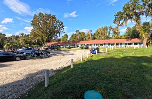 Georgetown Resort | Porky's Lodge, Bar & Grill