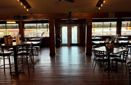 Georgetown Resort | Porky's Lodge, Bar & Grill