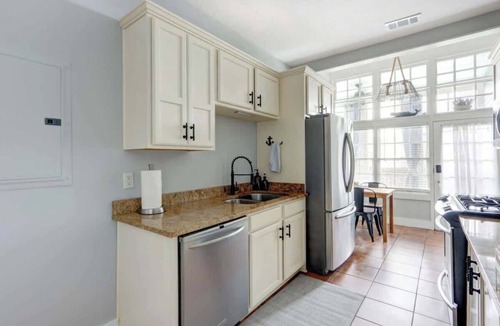 Hitch Village - Fred Wessels Homes Apartment | Portside Retreat @ Trustees' Garden | Parking!