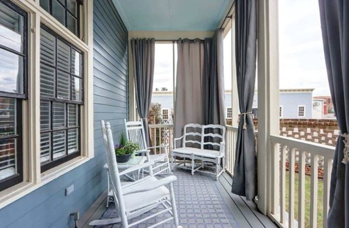 Hitch Village - Fred Wessels Homes Apartment | Portside Retreat @ Trustees' Garden | Parking!
