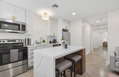Lafayette House | Poydras Inn-Cajun Luxury-Fast WiFi-Brand New