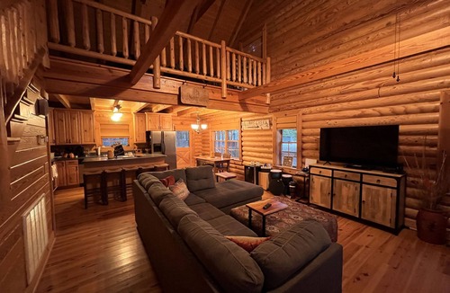 Elrod Cabin | Premiere Family Getaway Cabin Near UA and MSU: Wood Haven Retreat and Farm