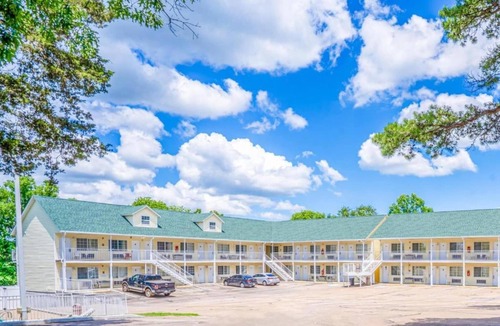 Eureka Springs Apartment | Premium 2 Queen Beds with Balcony