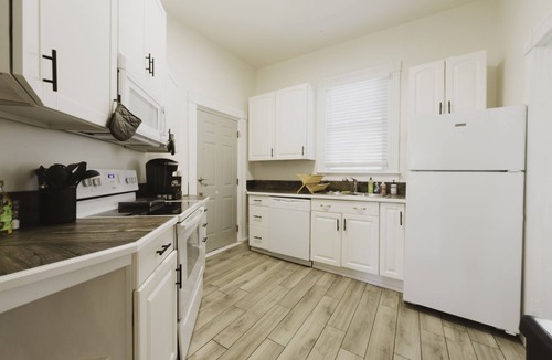 Savannah Victorian District House | Prime Location w/Balcony ★ Walk to Forsyth Park & Local Shops & Restaurants