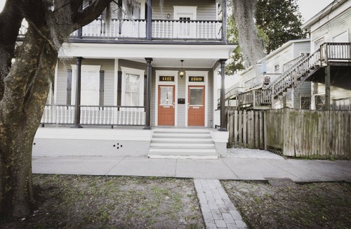 Savannah Victorian District House | Prime Location w/Balcony ★ Walk to Forsyth Park & Local Shops & Restaurants