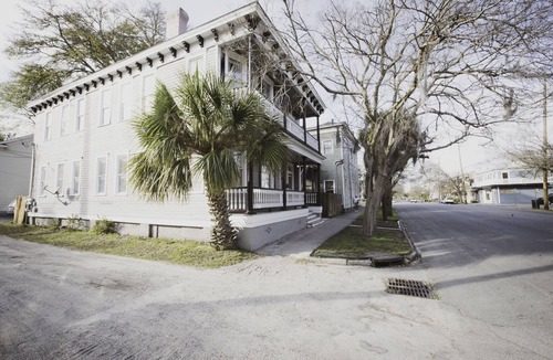Savannah Victorian District House | Prime Location w/Balcony ★ Walk to Forsyth Park & Local Shops & Restaurants