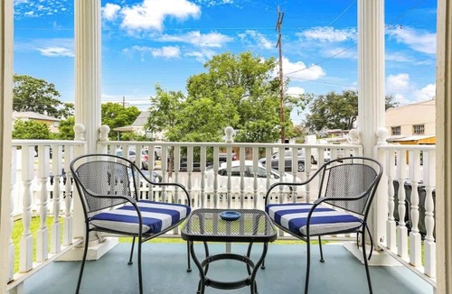 Freret Villa | Prime Tulane Villa on Freret w Parking and Grill