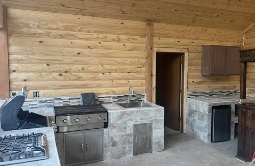Avinger Cabin | Priv 80 secluded spa cabin retreat in woods nature ATV trails fish hunt relax