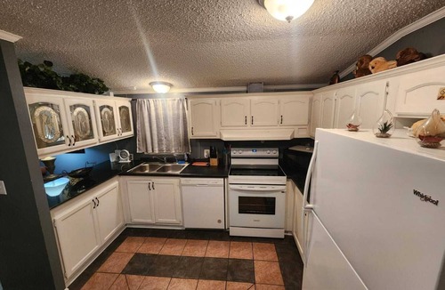 Raleigh House | Private 10BR Secluded Compound, Spacious Retreat w/Abundant Parking