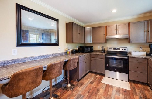 Shannon Apartment | Private Backyard Free Parking Grill Deck